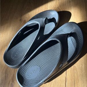 OOFOS Black Comfort Sandals